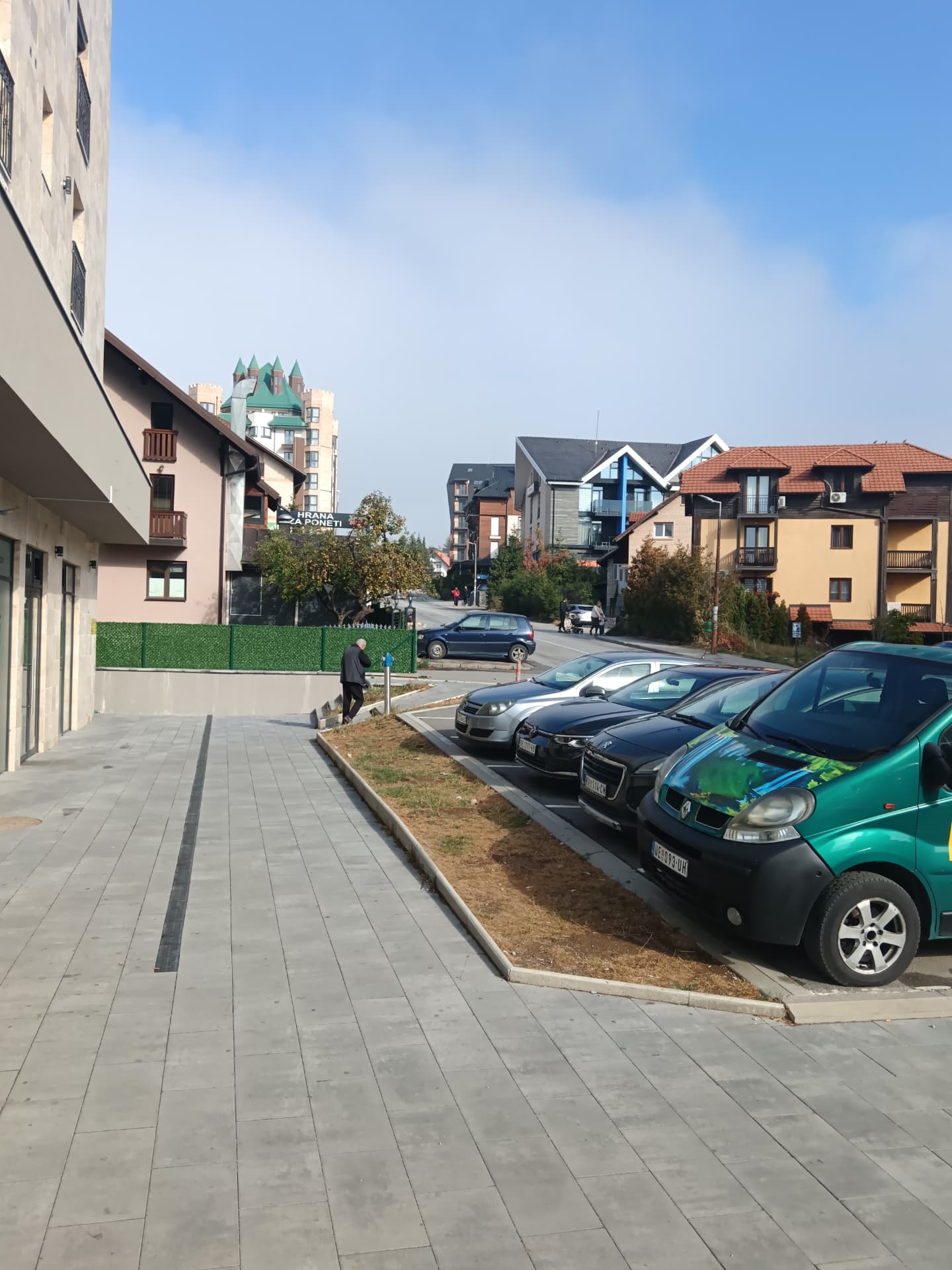 Ulaz u zgradu — preko puta stepenica, sa zadnje strane